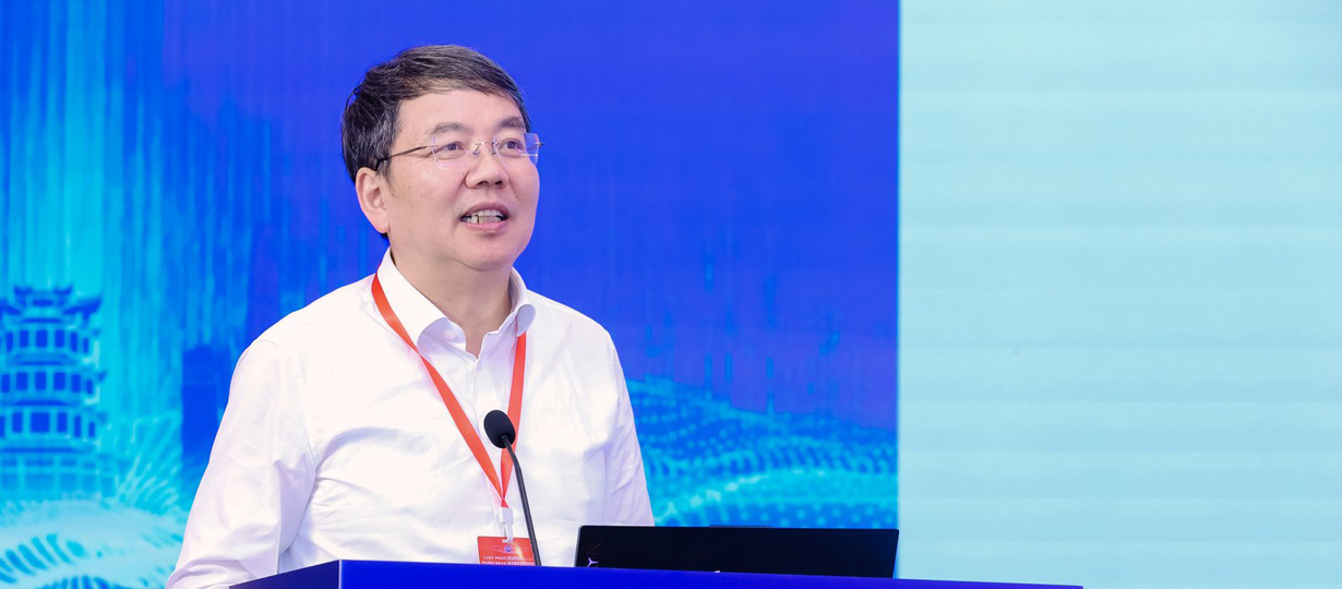 中國科學院院士，華中科技大學學術(shù)委員會主任，機器人與智能制造專家丁漢作主旨報告