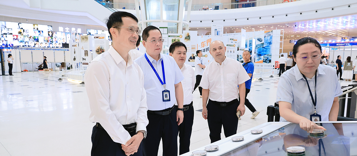 2025年湖北省暨武漢市全國科普月活動（圖為省科協黨組書記、副主席周德文參觀現場） (1).jpg