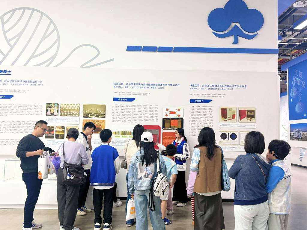 志愿者講述科學家故事“月面中國紅”_1024_768_66.jpg