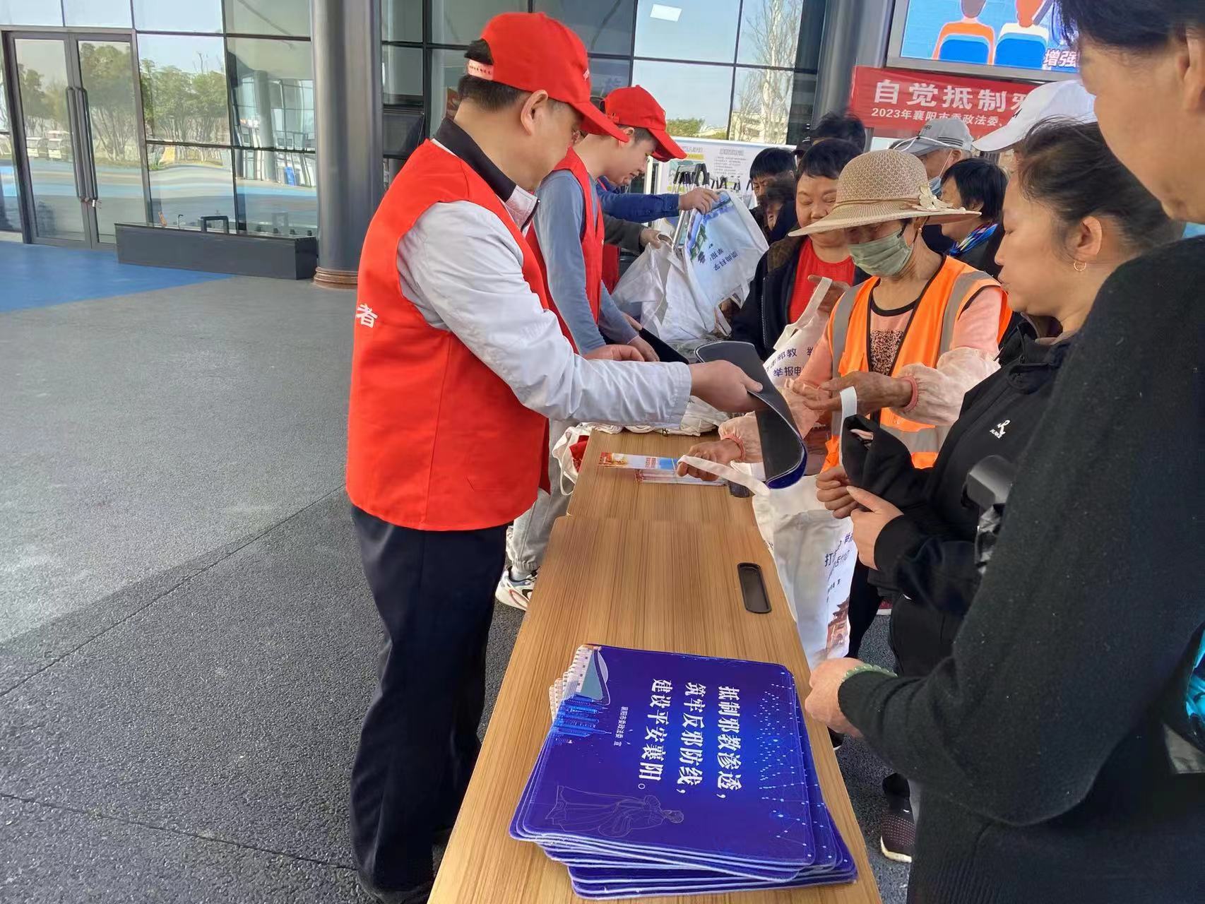 2023年3月9日反邪教志愿者向居民發(fā)放環(huán)保袋、宣傳冊(cè).jpg