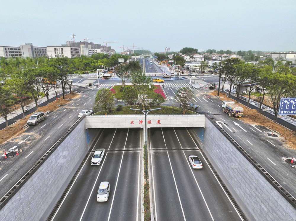 4月26日，環(huán)線提速改造工程全面建成通車。該段快速路雙向六車道，全程高架、立交、隧道，包含17處立交節(jié)點(diǎn)、29條上下橋匝道、4座人行天橋，全程沒有一個(gè)紅綠燈。通車后，市民從市區(qū)任何一個(gè)地方駕車出發(fā)，10分鐘內(nèi)上快速路、15分鐘內(nèi)上高速、30分鐘內(nèi)抵達(dá)機(jī)場或高鐵站，“半小時(shí)交通圈”基本形成。襄陽成為省內(nèi)繼武漢之后第二個(gè)同時(shí)擁有內(nèi)、外快速環(huán)線的現(xiàn)代化城市。圖為位于襄城龐公的文津隧道。